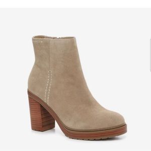 Crown vintage suede upper ankle boot with wood heel. Size 7.5